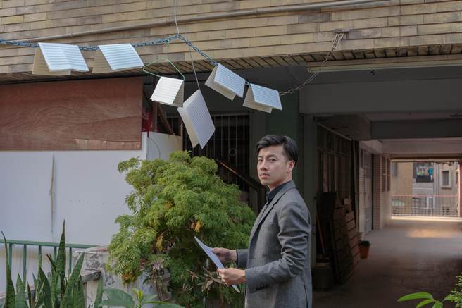 旅居荷兰的爵士钢琴家方斯由，在疫情间累积创作，同时也断舍离清出家中杂物，更专注面对艺术和自我修练。（方斯由提供）