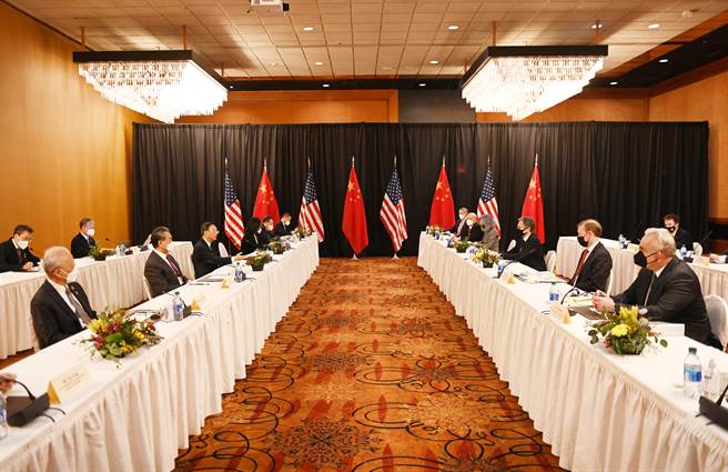 作者認為，楊潔篪在美中會談上的言論目的在於畫清底線，不容美方得寸進尺，不能算是戰狼外交，仍是理性行為的一部分。圖為美中會談現場。(圖/中新社)

