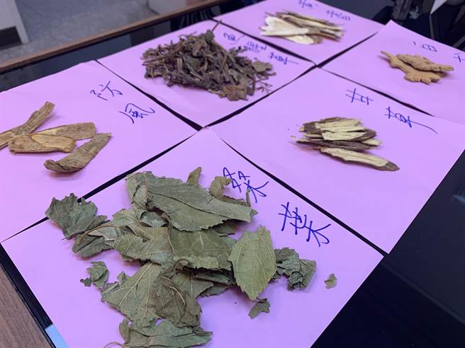 劉淑清也提供一分依照中藥藥理配方製作的防疫茶，讓民眾在家就能自我保健。（呂妍庭攝）