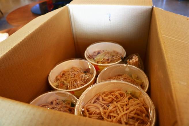 屏東連續4天零確診，縣民喜出望外，東港知名餐廳也趁勢推出外帶餐，但不同於便當，是讓消費者直接在家享受餐廳菜。（謝佳潾攝）