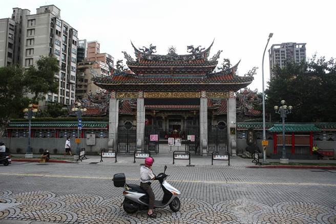 彰化确诊里长娘曾与师兄到万华龙山寺参加渡灵活动。（资料照，邓博仁摄）