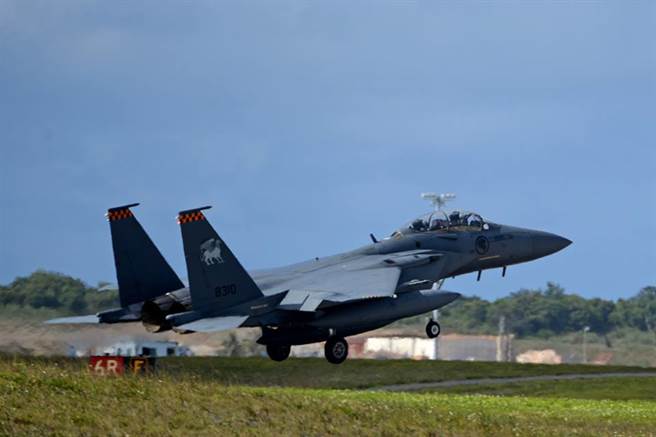 降落在安德森基地的新加坡F-15SG戰機。(圖/美國空軍)