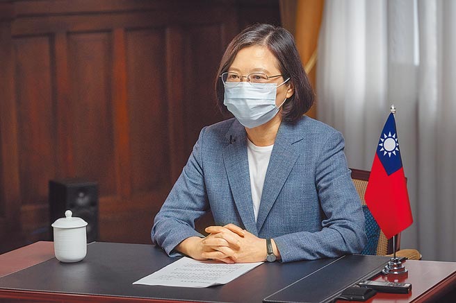 蔡英文总统（见图）昨亲上火线，强调绝对没有阻挡民间筹措疫苗，政务人员也没有炒股问题。（总统府提供）