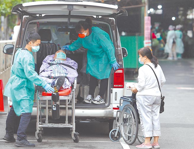 受到新冠肺炎疫情严峻，新北市各大医院医疗的负荷相当大，为避免受到病毒感染，许多住院病患陆续被转送到其他医疗院所。（季志翔摄）