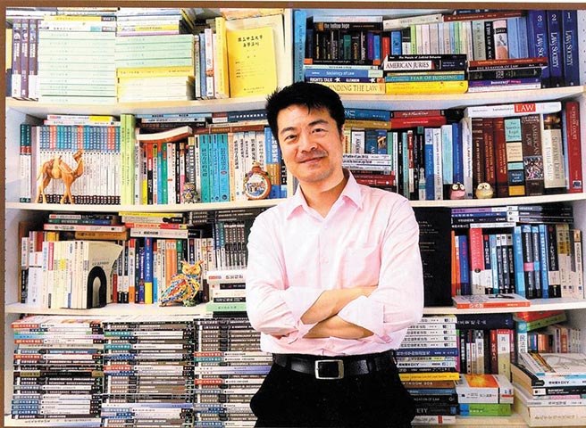 指挥中心昨在记者会上拿出手板指目前无论是AZ、莫德纳、BNT，通通都没完成第三期临床试验，且一、二期受试人数远小于国产疫苗，因此给国产疫苗「紧急使用授权（EUA）」也没有问题。政大副教授刘宏恩痛批指挥中心大玩话术又不诚实，民眾对政府的信任愈来愈动摇。（摘自刘宏恩脸书）