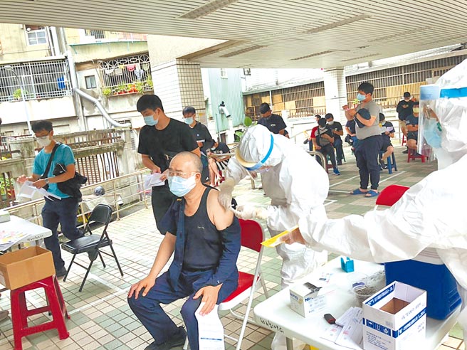 新北市中和警分局5名警员染疫，市府昨调配100剂疫苗优先提供给中和警分局同仁施打。（中和警分局提供／叶书宏新北传真）