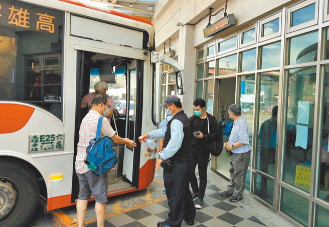 高市交通局昨表示，公車6月3日至6月14日將再調降平日班表至7成運力。（交通局提供／劉宥廷高雄傳真）