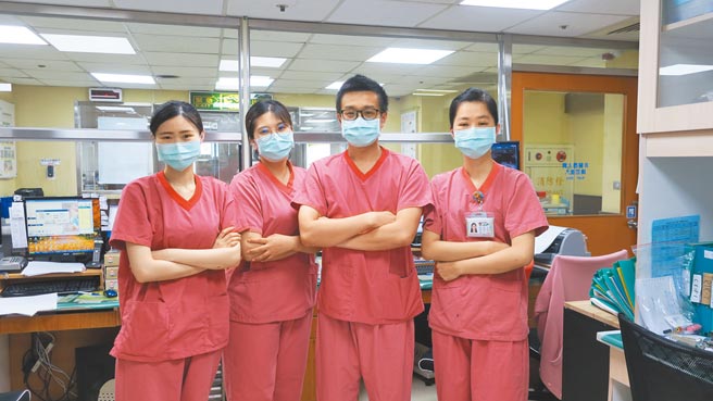 30岁的修哥（右二）在彰化医院服务7年多，是少数的男性护理师，原本在精神科病房，前年底被调派至8楼负压隔离病房，是整个护理站唯一男护理师。（谢琼云摄）