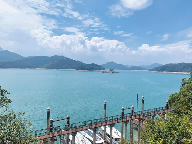 及时雨让日月潭水位上升，民眾希望赶快满起来。（廖志晃摄）