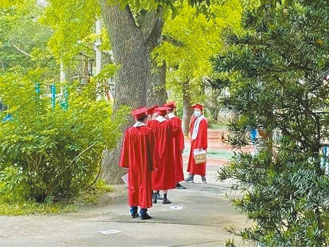 台北市私立奎山实验高级中不顾防疫规定，举办实体毕业典礼，遭北市教育局依《传染病防治法》开罚72万元。（摘自我是北投人脸书粉丝专页）