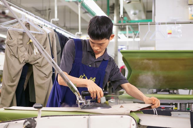 本土疫情爆发，新北市27间庇护工场订单锐减，餐饮业门市业绩直接挂零，多数身障员工被要求分组上班或带薪轮休。（新北市劳工局提供／蔡雯如新北传真）