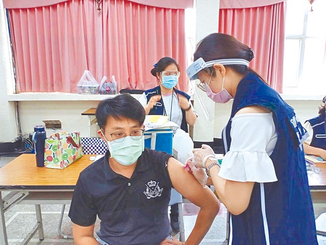 宜兰县卫生局昨规画警察局外勤员警分梯、分流施打AZ疫苗，但中央派驻到宜兰的警消人员不在地方优先施打疫苗人员之列。（宜兰县警察局提供／李忠一宜兰传真）