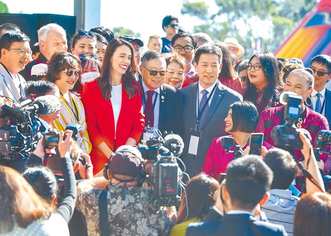 阿德恩與莫里森在會後聯合記者會上強調，澳紐兩國非常重視自由開放的印太等事務，要共同應對中國增加區內影響力，如同對抗疫情般採行「澳紐（Anzac）途徑」處理其他挑戰。圖為新阿德恩30日在新西蘭最大城市奧克蘭出席當地華人一年一度規模盛大的迎新春活動「新春花市同樂日」（新華社）