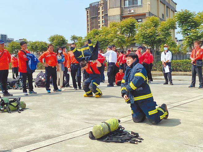 加入義消年齡資格放寬至18歲，需經過專業訓練後才能協勤。（呂筱蟬攝）