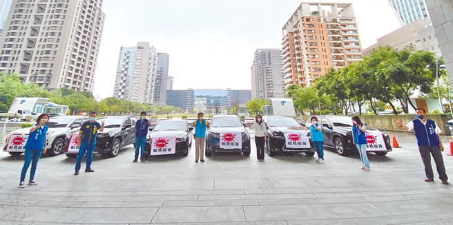 台中市議會國民黨團昨日齊聚市議會廣場，同步按鳴汽車喇叭，向中央怒吼「給我疫苗！」（盧金足攝）