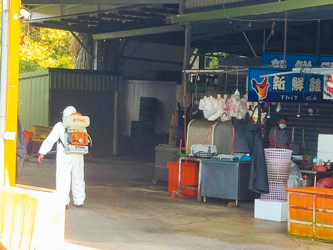 竹山镇加强菜市场消毒，6月租金减半优惠。（竹山镇公所提供／廖志晃南投传真）