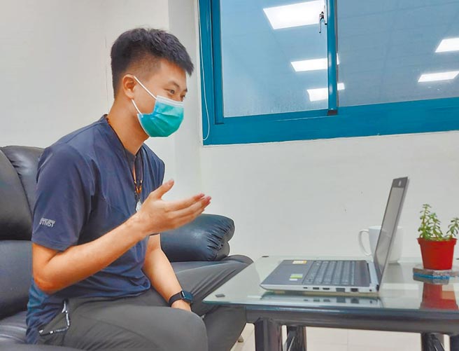 勞動力發展署中彰投分署「與民眾On Line零距離」線上服務，求職者不受距離與空間的限制。（盧金足攝）