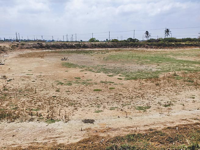 嘉南沿海部分鱼塭已过放养期，却因缺水尚未放苗，上周末迎来首波梅雨锋面，养殖户能靠着大雨和抽取大排的水来挹注空池。（张毓翎摄）