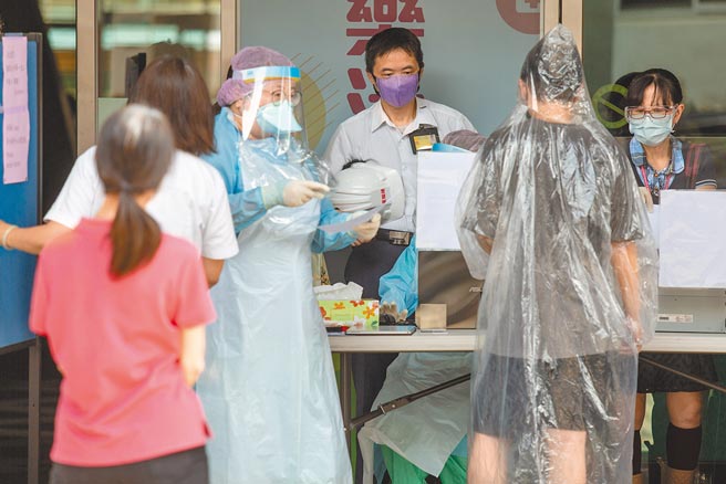 高雄市政府昨天开始启动社区快筛站。第一天接受快筛民眾人数不如外界预期多。（袁庭尧摄）