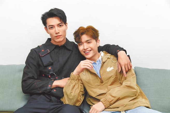 赖东贤（左）、王硕瀚戏外感情也甜腻。（Vidol提供）