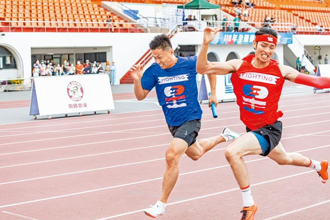 曹佑寧（右）在《全明星运动会》与彭小刀激战。（台视提供）