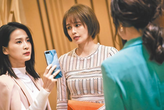 楚宣（左）在《日蚀游戏》中为袁艾菲仗义执言。（民视提供）