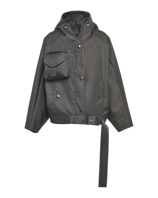 《轉學來的女生》琪洽安瑪達雅婫以Prada再生尼龍服飾展現帥勁，腋下夾Cleo手提肩背包6萬8000元，單品為類似款再生尼龍華達呢連帽口袋外套（見圖）9萬6000元。（摘自IG、Prada提供）