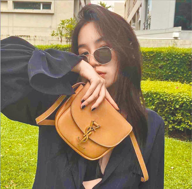 琪洽安瑪達雅婫酷愛SAINT LAURENT包款，手拿CARRE金色釦環牛皮肩包入鏡。（摘自IG）