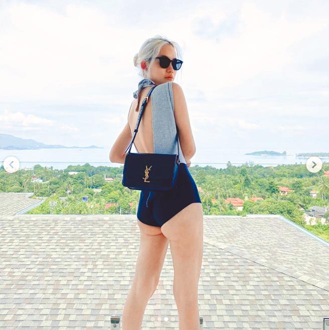 《轉學來的女生》琪洽安瑪達雅婫穿著酷帥火辣，以黑白造型搭配SAINT LAURENT的SOLFERINO黑色光滑小牛皮中型肩背包，單品為中型9萬500元。（摘自IG、SAINT LAURENT提供）