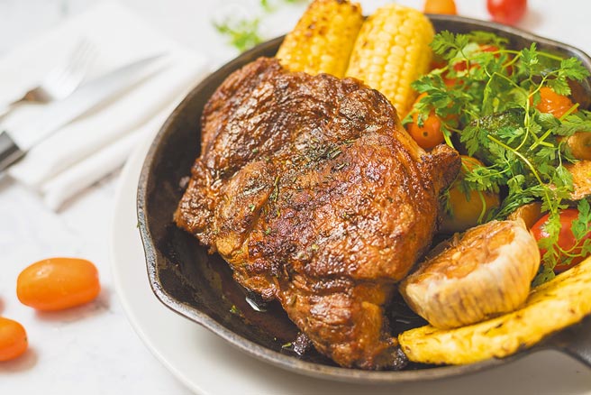 華泰王子大飯店驢子餐廳招牌「驢子四人分享餐」主菜「特製香料厚切美國肋眼牛排20oz」。（華泰王子大飯店提供）