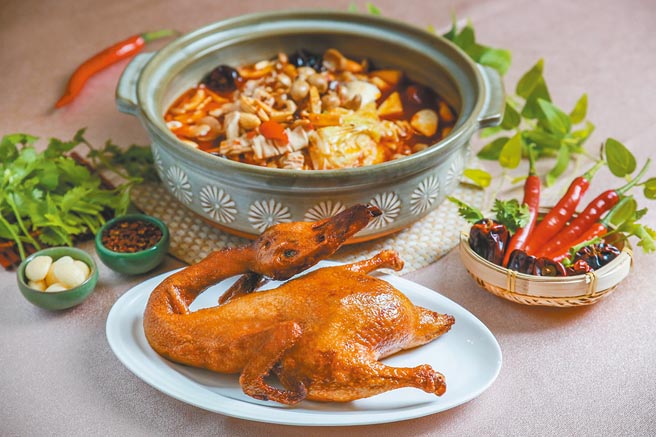 大地酒店「天府冒鴨鍋」，此款溫潤百搭湯品亦提供外帶服務。（大地酒店提供）