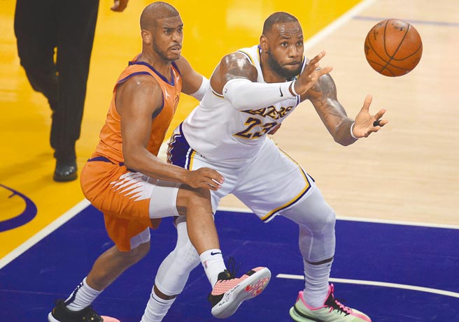 湖人前锋詹姆斯准备接球之际，太阳后卫保罗从后面尝试抄截。（路透）