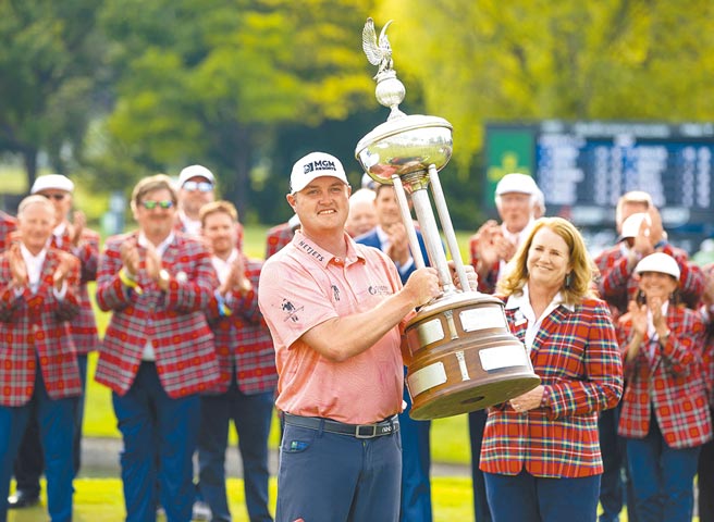 寇克拉克拿着嘉信挑战赛冠军奖杯庆祝自己夺冠。（路透）