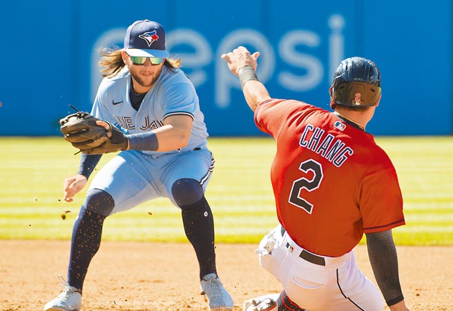 印地安人跑者张育成尝试滑上二垒，可惜仍遭封杀出局。（美联社）
