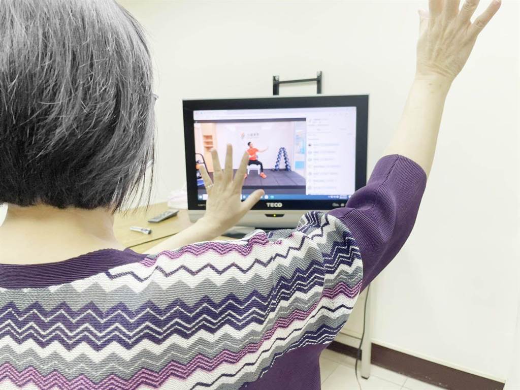 嘉基「照顧醫家人」平台，線上教如何照顧宅長輩。（嘉基提供）