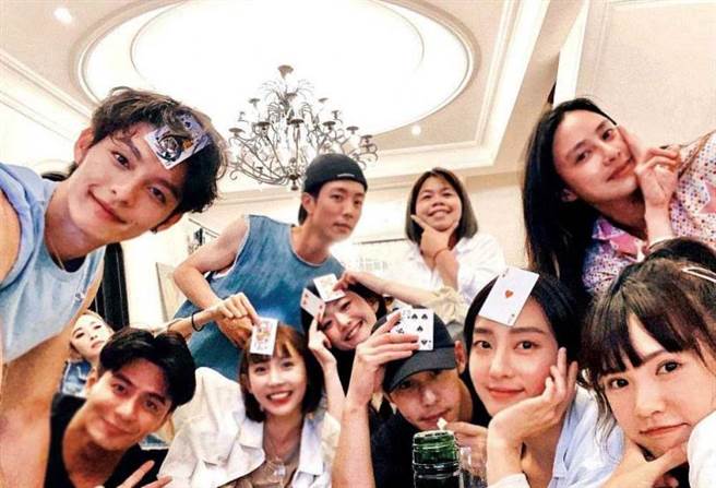 席惟伦的脸书经常分享与红队队员的聚会照，周予天总是挨在她身旁。（图／翻摄自席惟伦脸书）