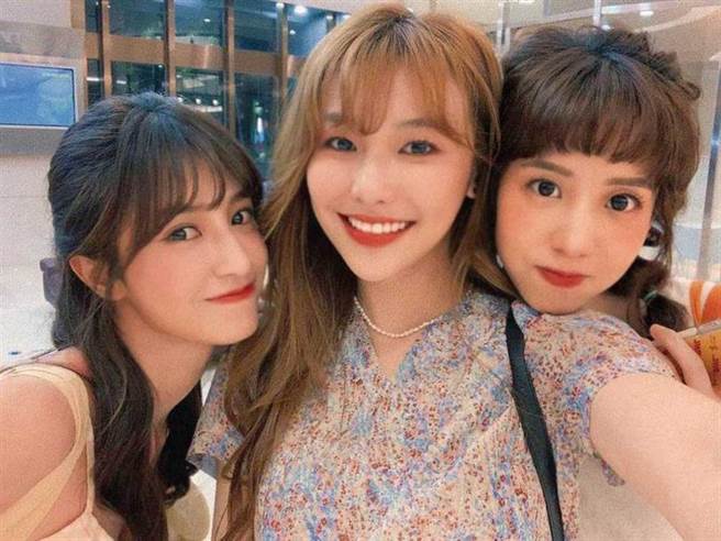 原本与采子（中）和荳荳（右）都是好友的陈敬宣（左），在发生采子抢了荳荳男友的双劈事件后，曾跳出来替荳荳出气。（图／翻摄自采子IG）