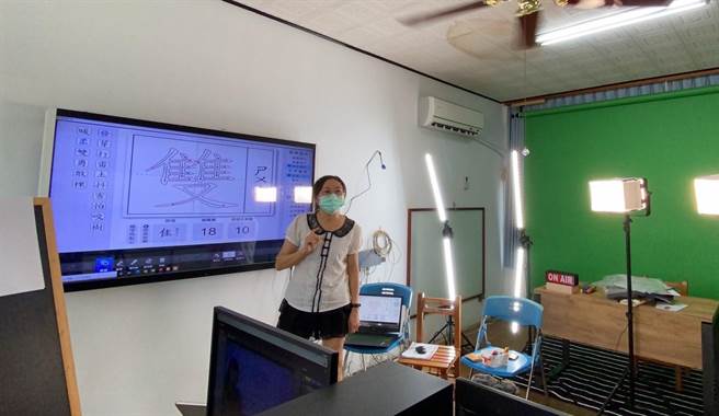 台南市官田国小教务主任黄燕萍的国语直播课吸引全台各地的亲子收看。（台南市官田国小提供／刘秀芬台南传真）