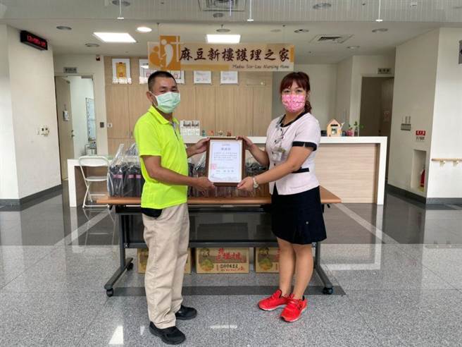HAN’er手作饮品店赠送228杯饮料给麻豆新楼医院医护人员。（麻豆新楼医院提供／刘秀芬台传真）