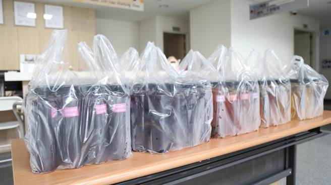 HAN’er手作饮品店赠送228杯饮料给麻豆新楼医院医护人员。（麻豆新楼医院提供／刘秀芬台传真）