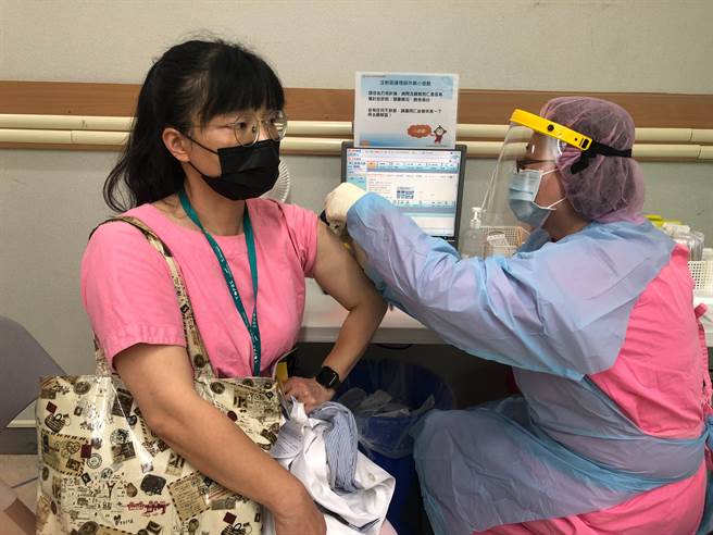 台大妇产科医师认为，若要达到群体免疫，须要加紧施打疫苗，但他发现仍有很多人在观望。（图／长庚医院提供）