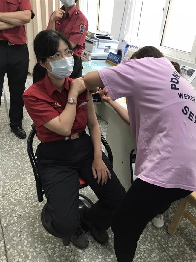 苗栗縣消防局第2大隊全體隊員都已接受疫苗注射，來保護出勤安全。（苗栗縣消防局第2大隊提供／謝明俊苗栗傳真）