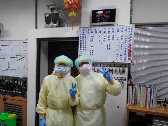 消防隊員每次出勤都得花上10多分鐘著裝。（苗栗縣消防局第2大隊提供／謝明俊苗栗傳真）