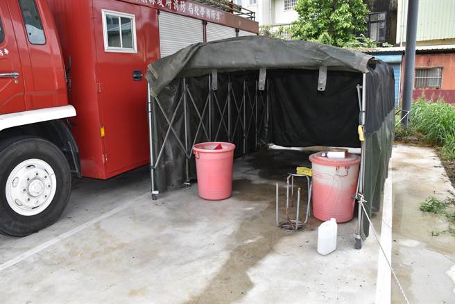 消防隊員每次收勤回隊都須在特定區域卸裝清消。（苗栗縣消防局第2大隊提供／謝明俊苗栗傳真）