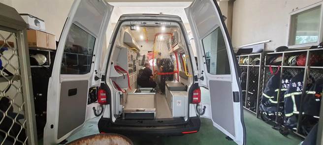 苗栗縣消防局第2大隊自行加裝隔離塑膠布來隔離救護員及患者。（苗栗縣消防局第2大隊提供／謝明俊苗栗傳真）