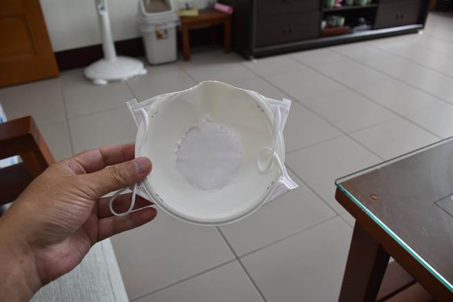 苗栗縣消防局第2大隊大隊長曹春風利用環保紙碗製作成立體口罩。（苗栗縣消防局第2大隊提供／謝明俊苗栗傳真）