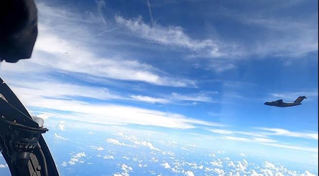 马来西亚皇家空军在鹰（Hawk）208战机上拍摄到的解放军运-20画面。（马来西亚皇家空军）