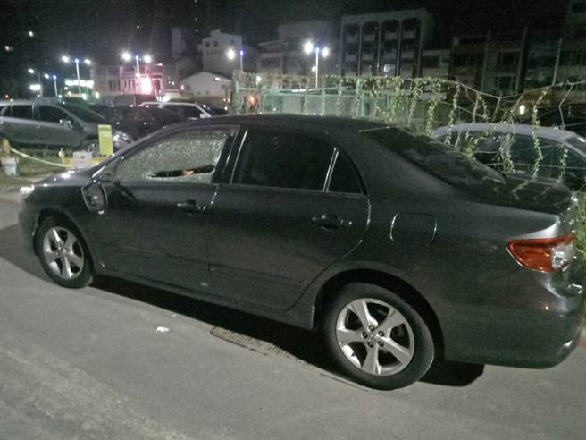 九如三路九如橋下，有大批不明人士聚集鬥毆，現場留下一輛車窗被砸破的黑色轎車，以及一名遭毆打的吳姓男子。(戴志揚翻攝)