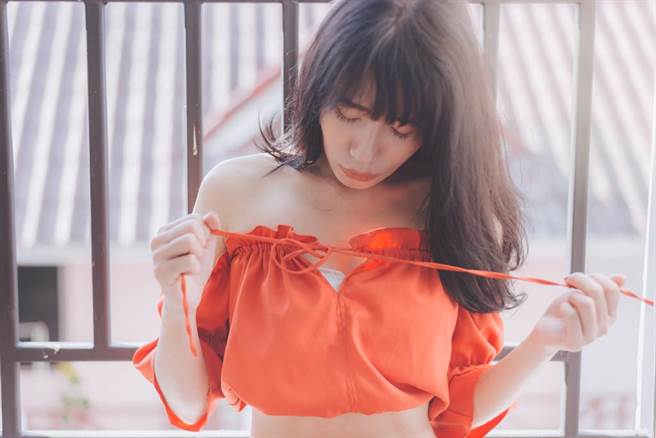 丹麥一名電台女記者為了一窺新冠防疫措施鬆綁後，當地換妻俱樂部的實際營運情況，決定「下海」採訪，一時之間成了輿論焦點。（示意圖／達志影像）