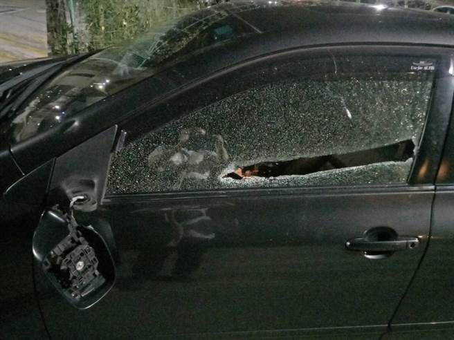 九如三路九如橋下，有大批不明人士聚集鬥毆，現場留下一輛車窗被砸破的黑色轎車，以及一名遭毆打的吳姓男子。